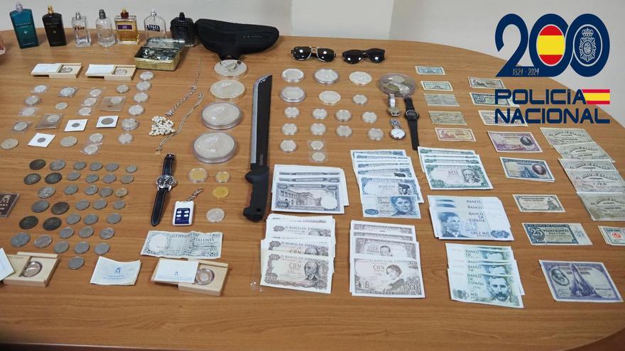 Dos detenidos en Langreo por múltiples robos con fuerza: la Policía pide ayuda para esclarecer la procedencia de valiosas monedas de oro y plata