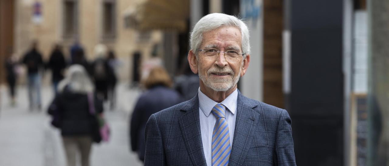 Joan Lerma, ex president de la Generalitat, posa en el centro de València.