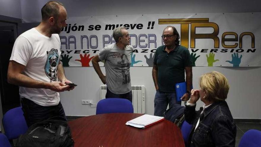 Mario Suárez y David Alonso, ediles de Xixón Sí Puede, reunidos ayer con Tita Caravera y Manuel Cañete, directivos de la FAV.