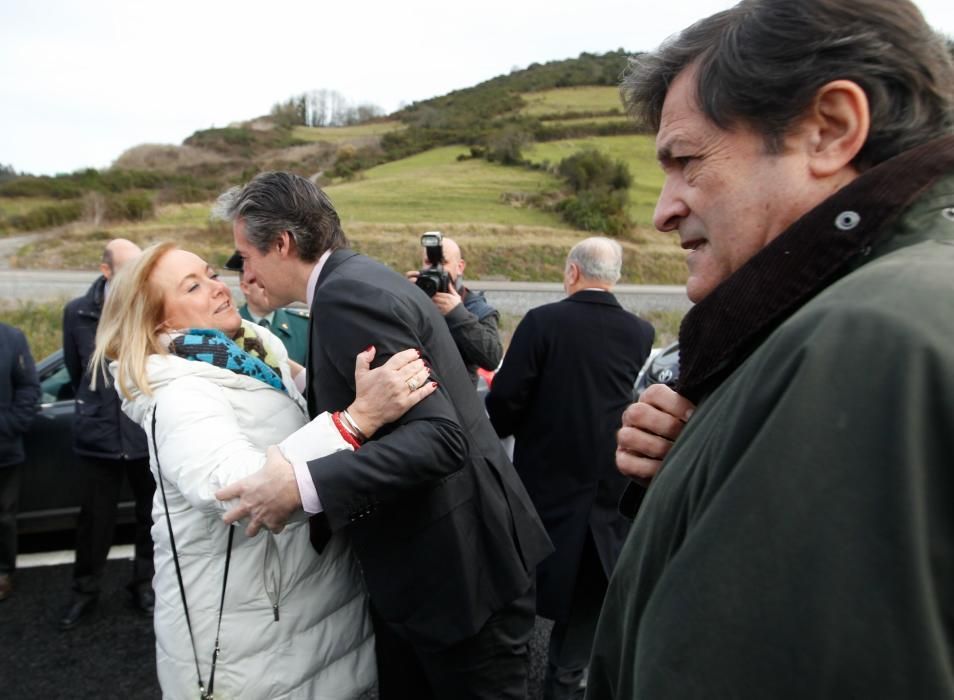 De la Serna y Javier Fernández acuden a la apertura del tramo de autovía A-63 entre La Doriga y Cornellana