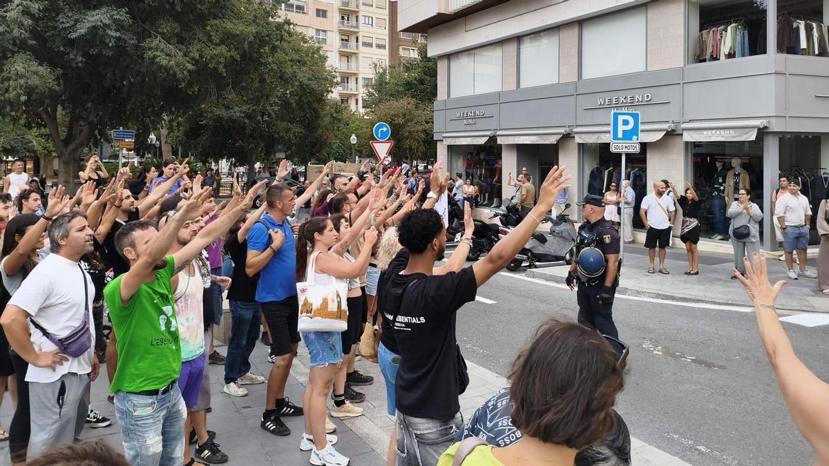 Primeros momentos de tensión en la acampada por la vivienda en Alicante