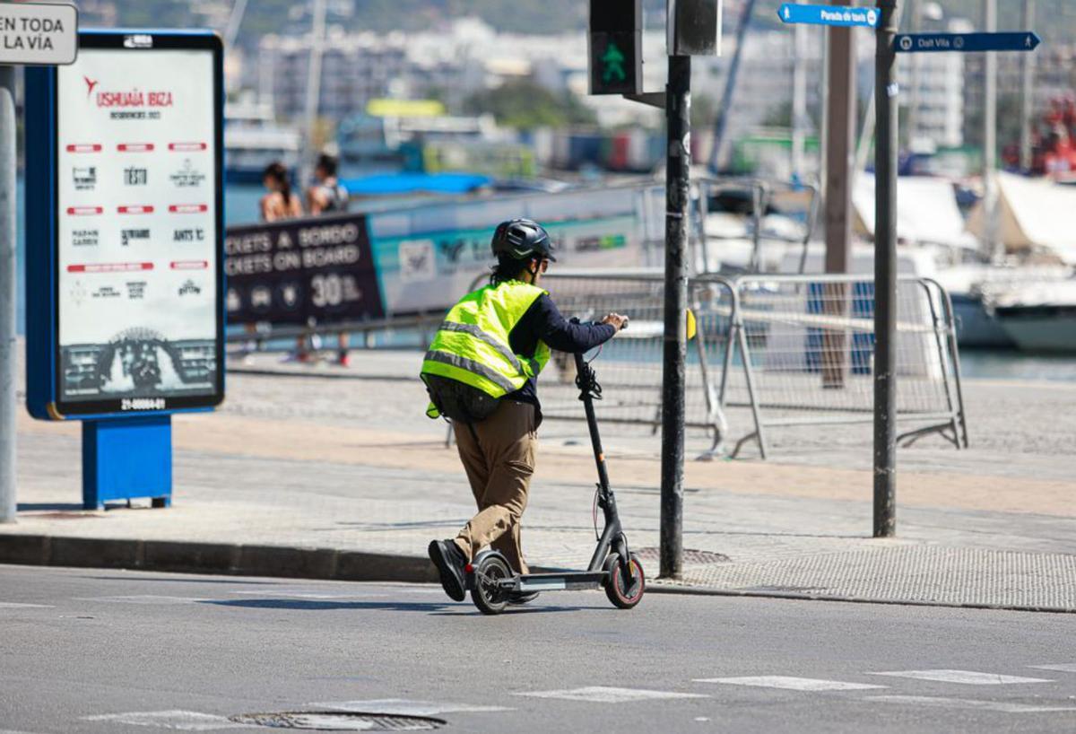 Una usuaria circula a pie por un paso de peatones. | TONI ESCOBAR