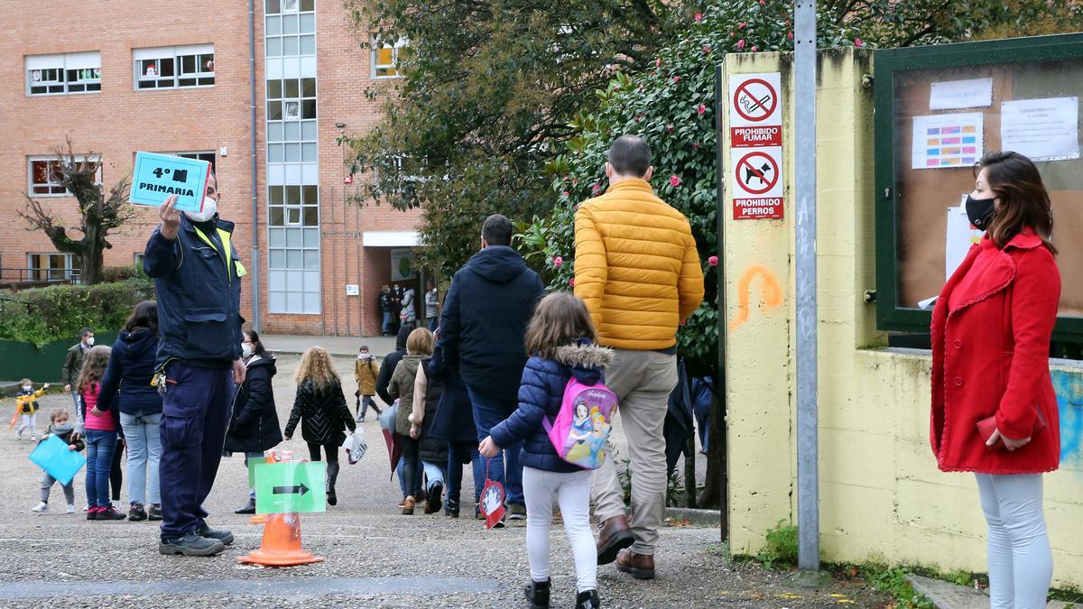 Niños entrando en un colegio de Vigo.