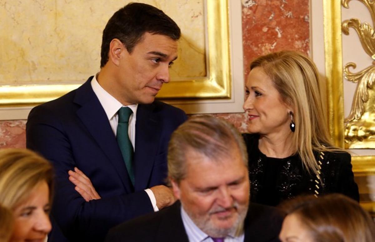 Pedro Sánchez i la presidenta de la Comunitat de Madrid, Cristina Cifuentes, en l’acte del Dia de la Constitució.