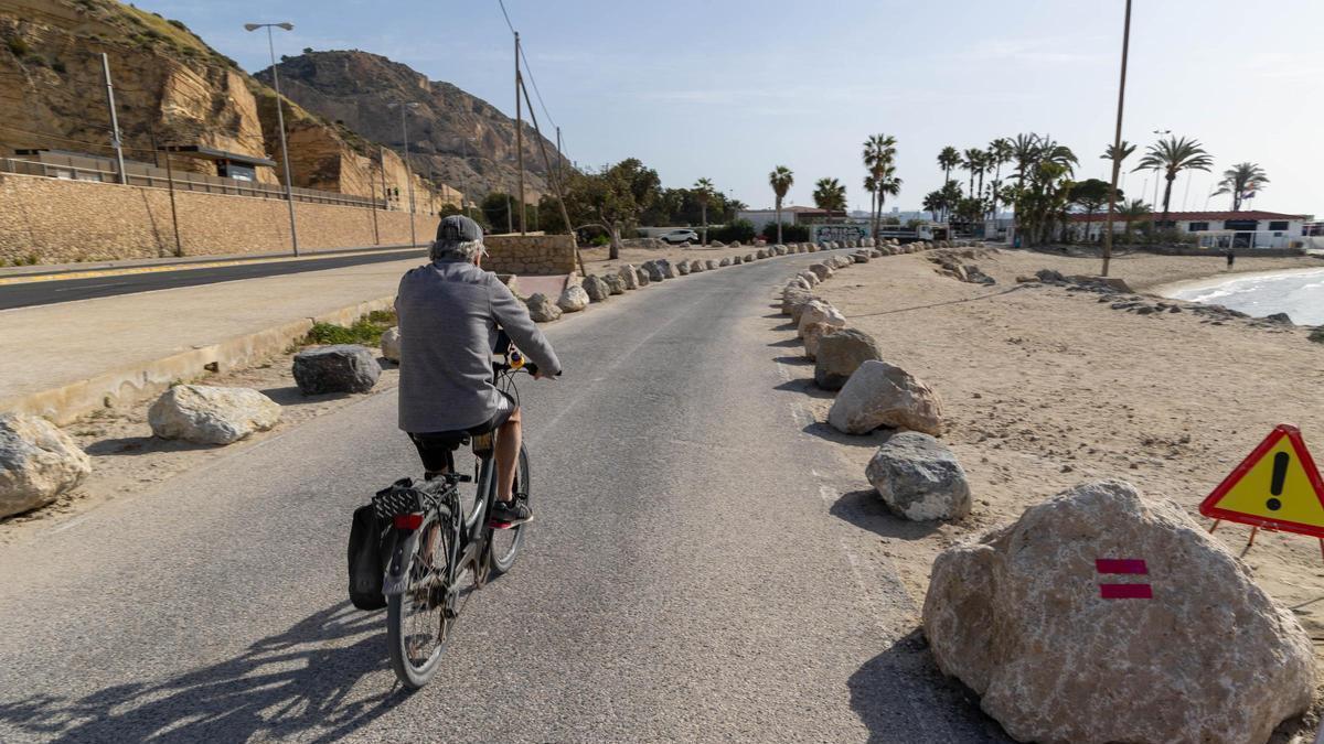 Rocas contra caravanas y vehículos frente al mar en la Cantera