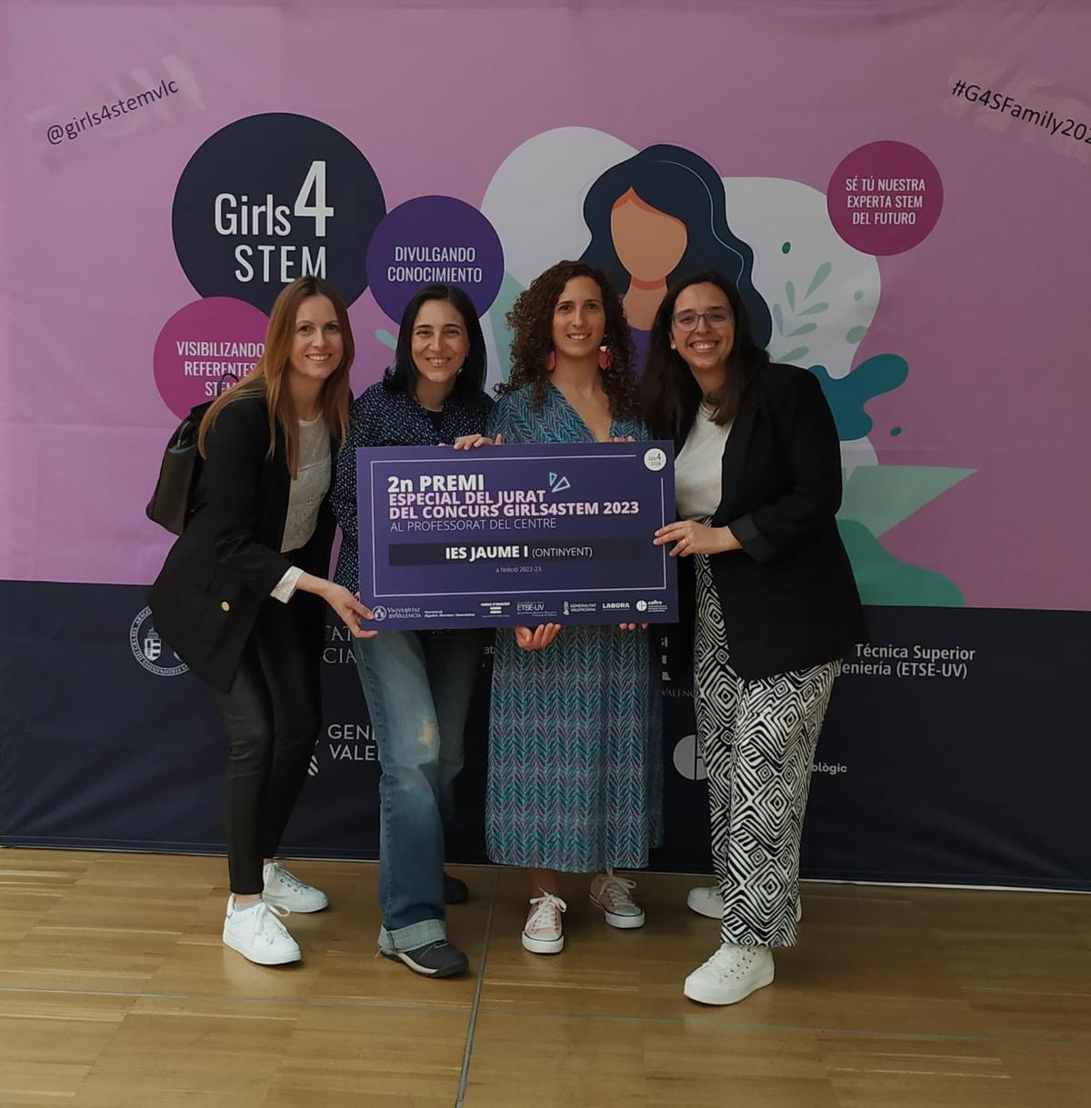 Profesoras del centro con el diploma del Girls4stem.