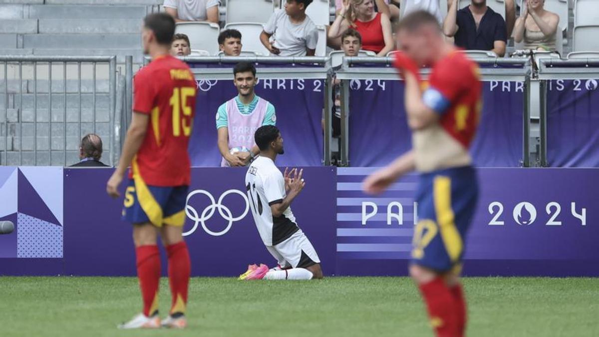 El jugador egipcio Ibrahim Adel (c) celebra tras anotar el 0-2 a España durante su partido del Grupo C de fútbol masculino de los Juegos Olímpicos de París 2024 en el Estadio de Burdeos (Francia) este martes. EFE/ Kiko Huesca