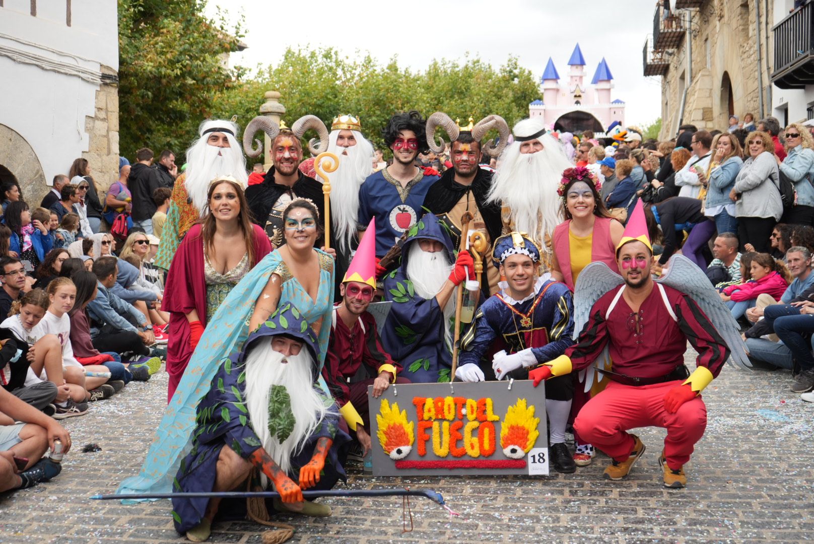 Batalla de confeti y desfile de carrozas en el Anunci de Morella