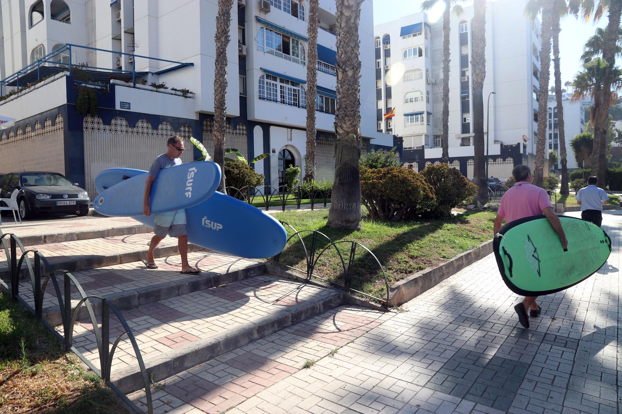 Aumenta la práctica de surf y paddel surf en las playas de Málaga