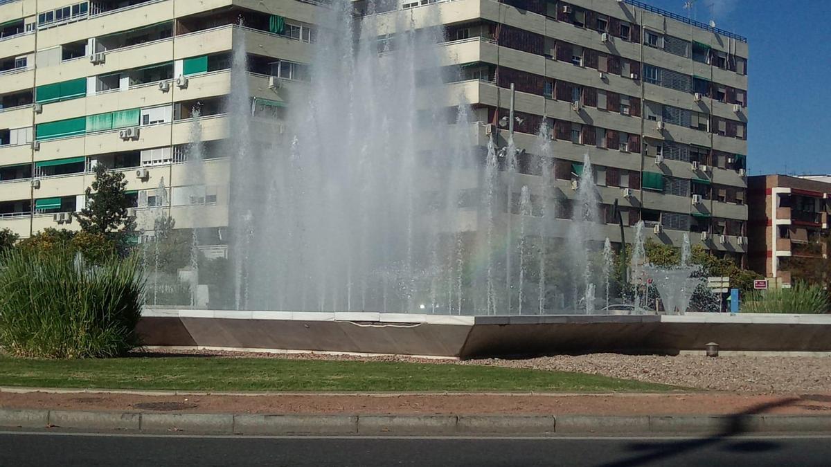 Estado de la fuente de la Plaza de Andalucía este viernes, tras su reparación.