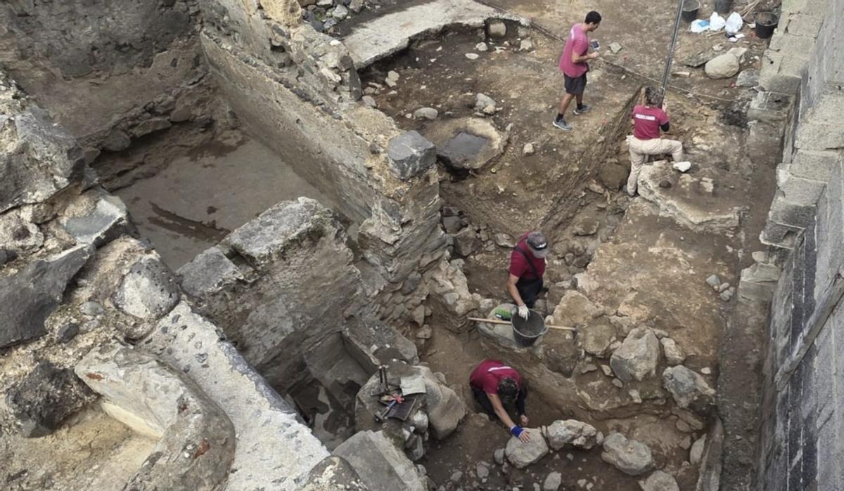 El equipo de Arqueocanaria realiza trabajos de excavacion en el ingenio azucarero de Los Picachos.