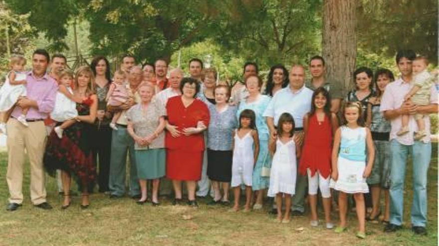 Virtudes Tomás en el centro junto a su familia el día de su centenario.