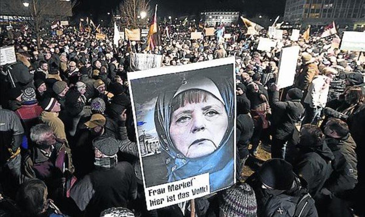 Manifestació de Pegida contra la política de Merkel sobre refugiats.