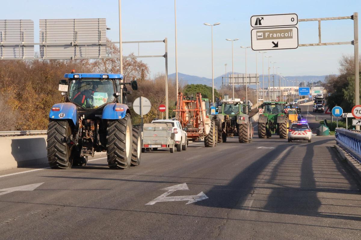 Los agricultores, retirando los tractores de la A-27, el acceso al Port de Tarragona, este lunes.