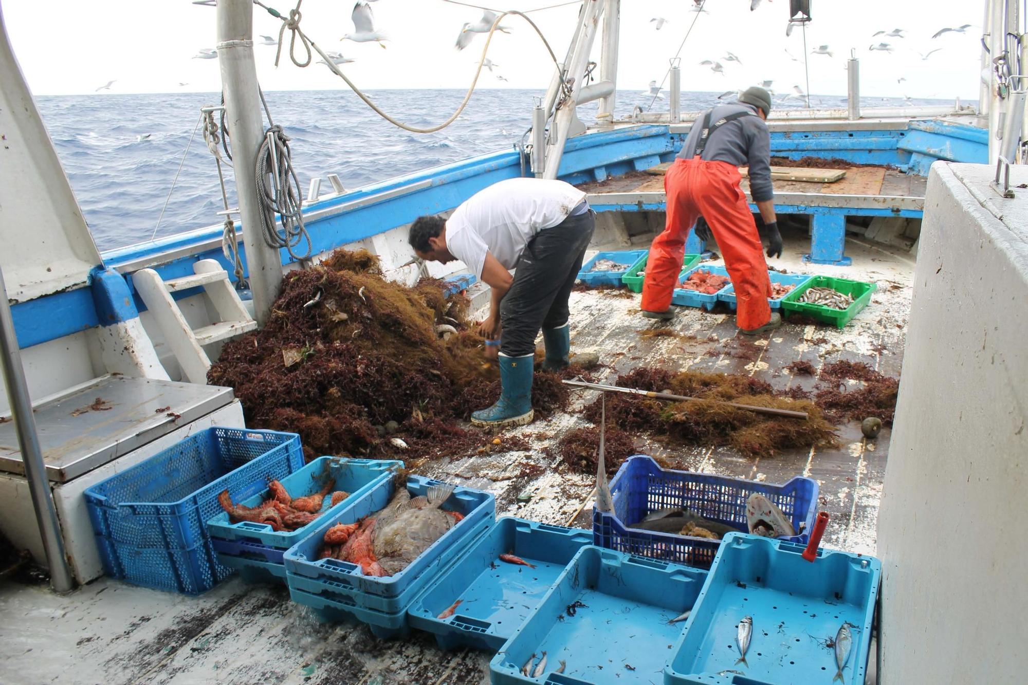 A bordo del ‘Charpat Segundo’, uno de los arrastreros convocados a la huelga contra la «criminalización» de la pesca y las medidas de la UE