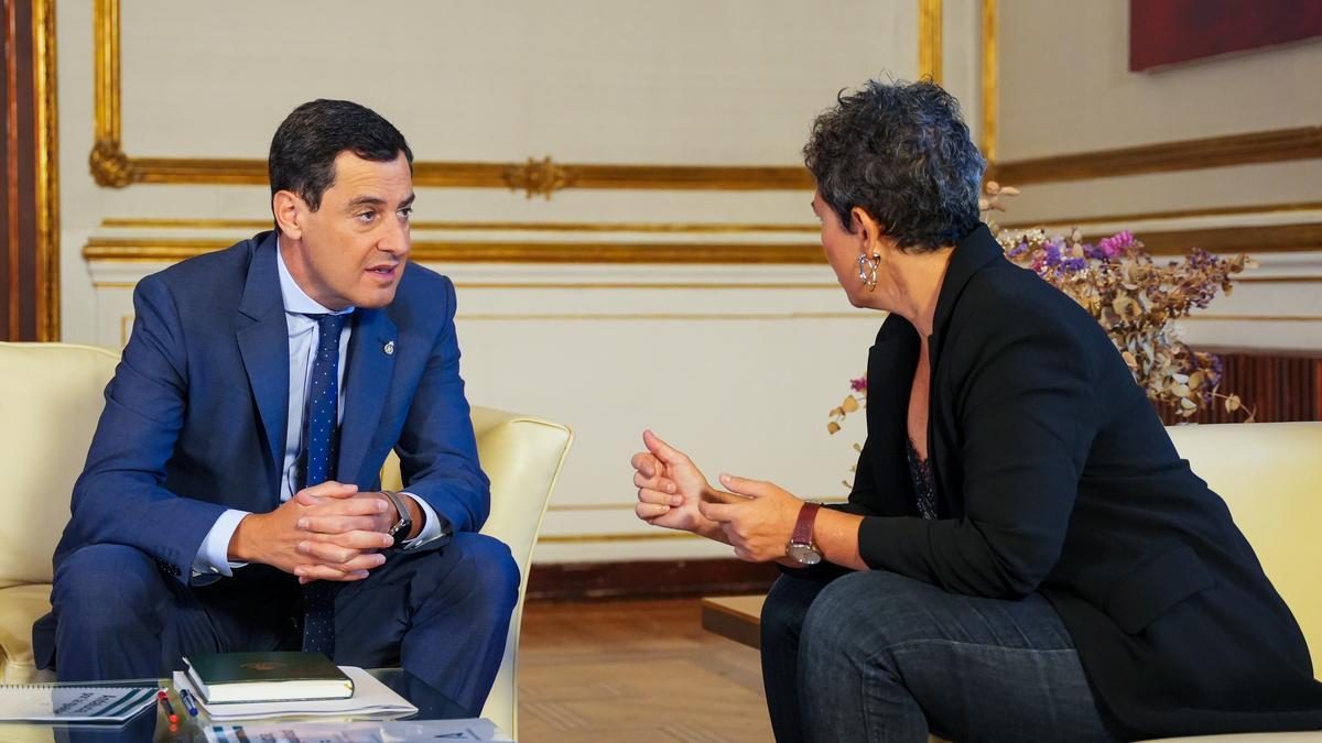 El presidente de la Junta de Andalucía, Juanma Moreno y La portavoz adjunta del Grupo Mixto-Adelante Andalucía, Maribel Mora durante la reunión en San Telmo.