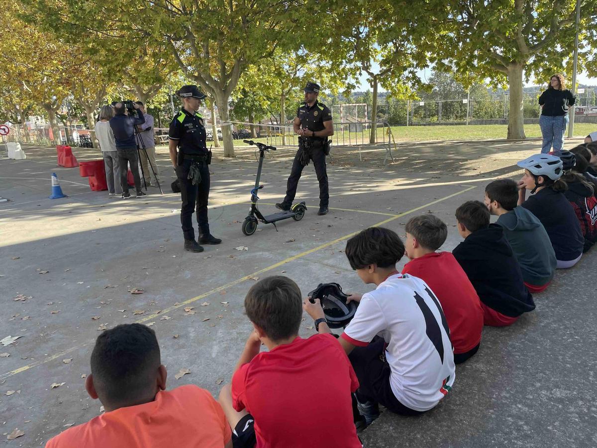 Un dels tallers que la Policia Local de Banyoles duu a terme als instituts durant la Setmana de la Mobilitat Segura i Sostenible.