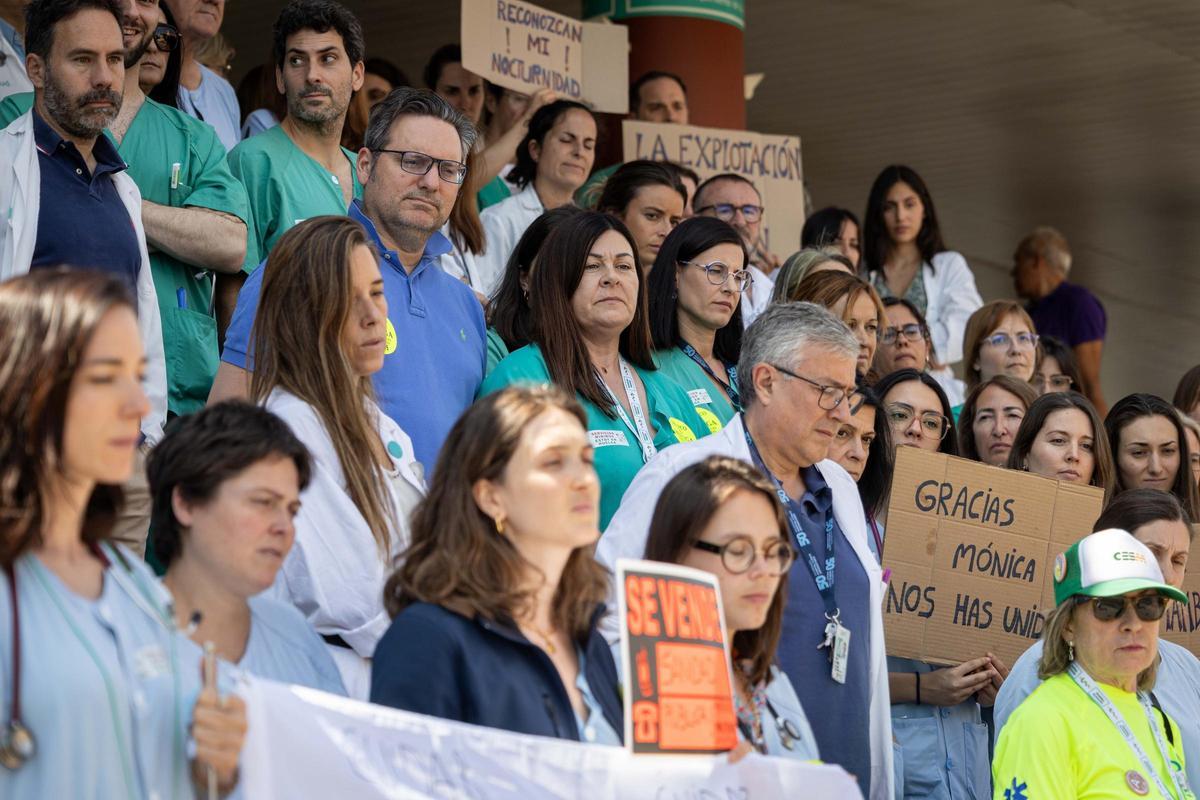 Protesta de los médicos a las puertas del hospital Clínico de Zaragoza.