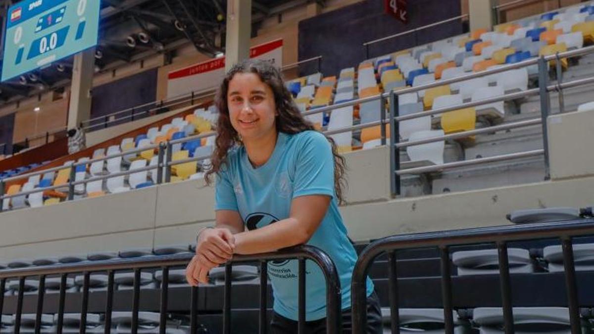 Carol Martínez, portera del Entrerríos, en las gradas del Siglo XXI antes de entrenar.