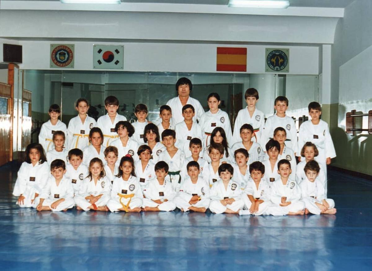 El maestro Chang, con un grupo de discípulos. Brais es el cuarto, desde la izquierda, en la fila de abajo.