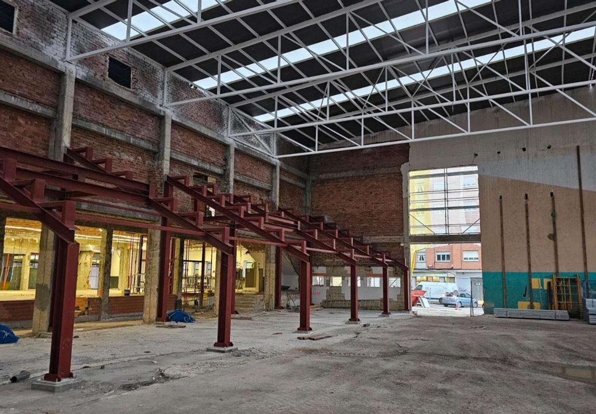 Las obras de reforma que se ejecutan en el polideportivo de Oñón. | LNE