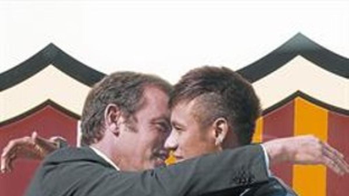 Rosell abraza a Neymar tras ser presentado el pasado 3 de junio del 2013.