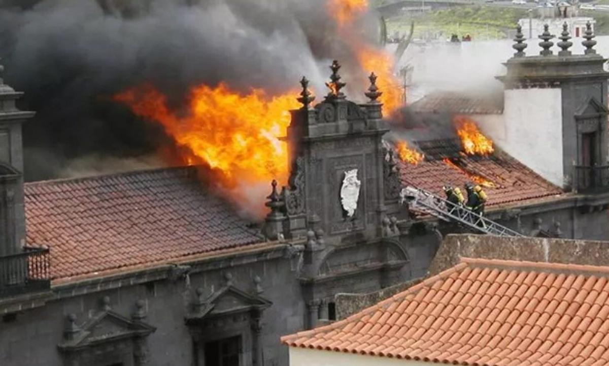 El incendio de la Casa Salazar, sede del Obispado de Tenerife, el 23 de enero de 2006.  | E. D.