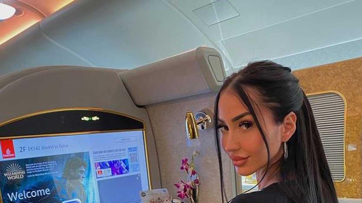 Aurah Ruiz posando en el avion de camino a Dubai