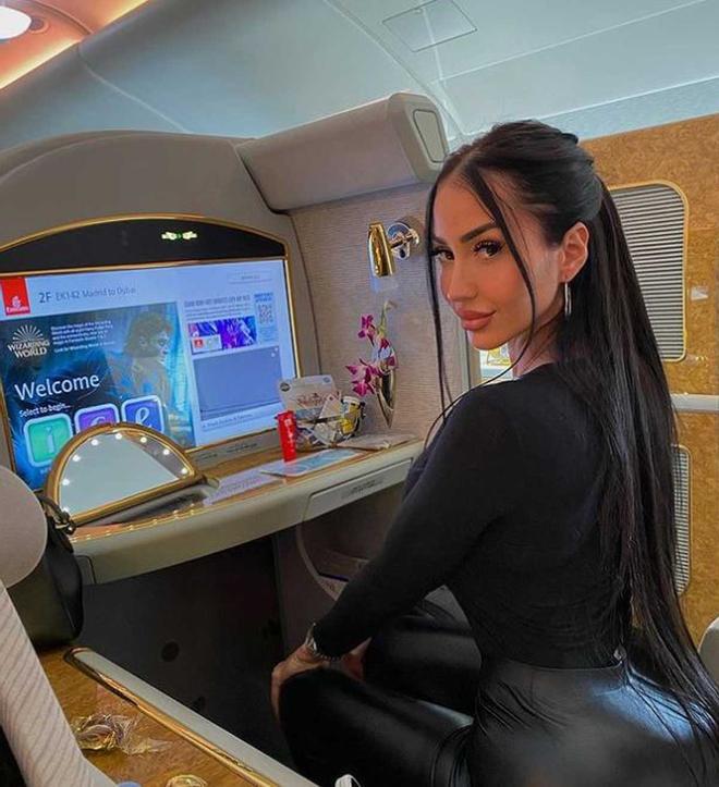 Aurah Ruiz posando en el avion de camino a Dubai