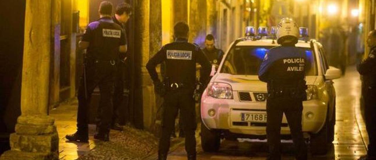 Agentes de la Policía Local y Nacional, durante un servicio en Sabugo.