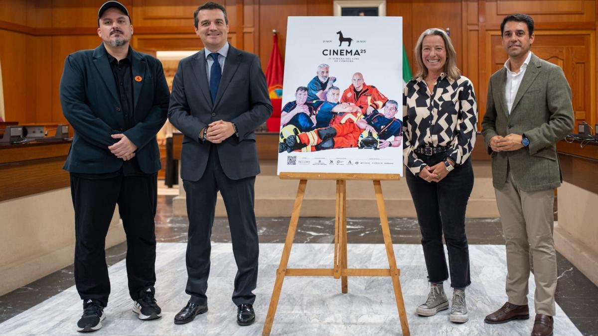 El director del festival, el alcalde y la delegada de Cultura posan con el cartel de CINEMA 2025.