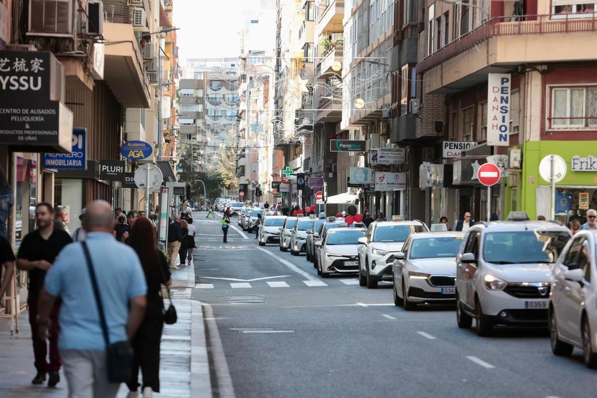 Los taxistas alicantinos se plantan: protesta masiva contra el caos de los VTC y los tuctucs