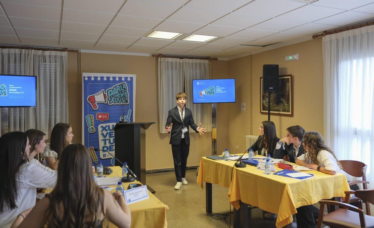 Un dos debates levados a cabo onte na residencia de Tempo Libre do Carballiño.