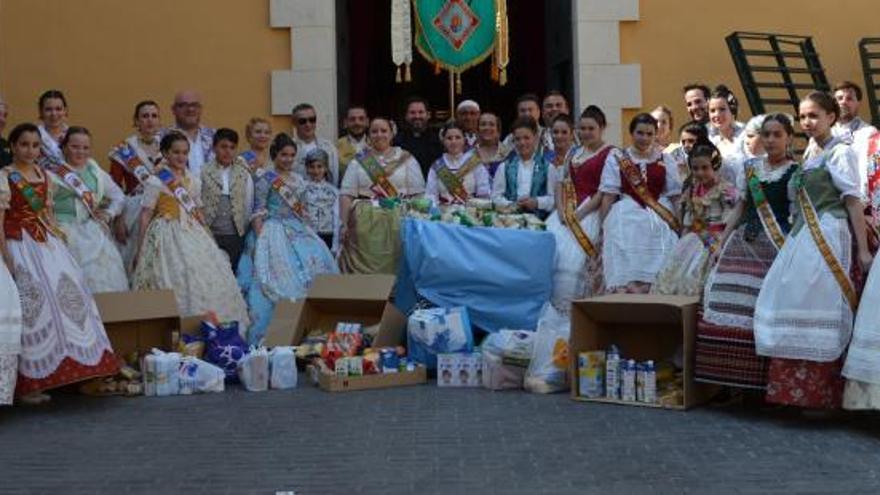 Las falleras y presidentes, tras el pasacalle.