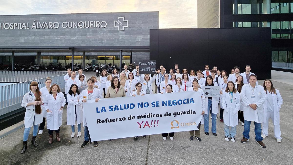 Concentración de radiólogos por su huelga ante el Hospital Álvaro Cunqueiro