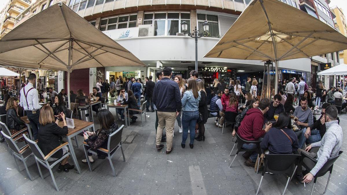 Veladores en el entorno de la calle Castaños, en el Centro Tradicional.