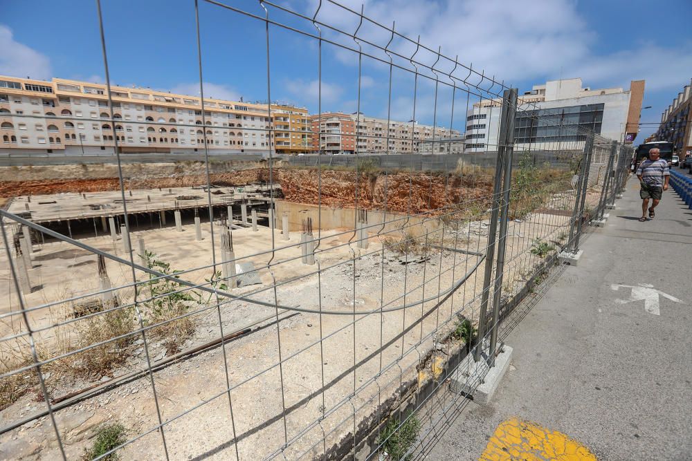 El Ayuntamiento ha costeado un vallado provisional de seguridad en la manzana de la obra del centro comercial abandonado desde hace una década tras desentenderse la propiedad de las reclamaciones muni