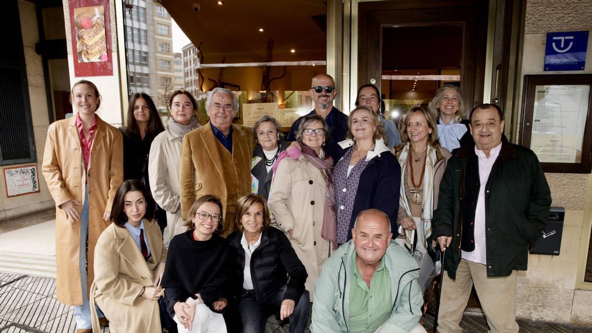 Ramón Fernández-Mijares, de pie y cuarto por la izquierda, con algunos de sus hermanos y otros invitados a la comida.