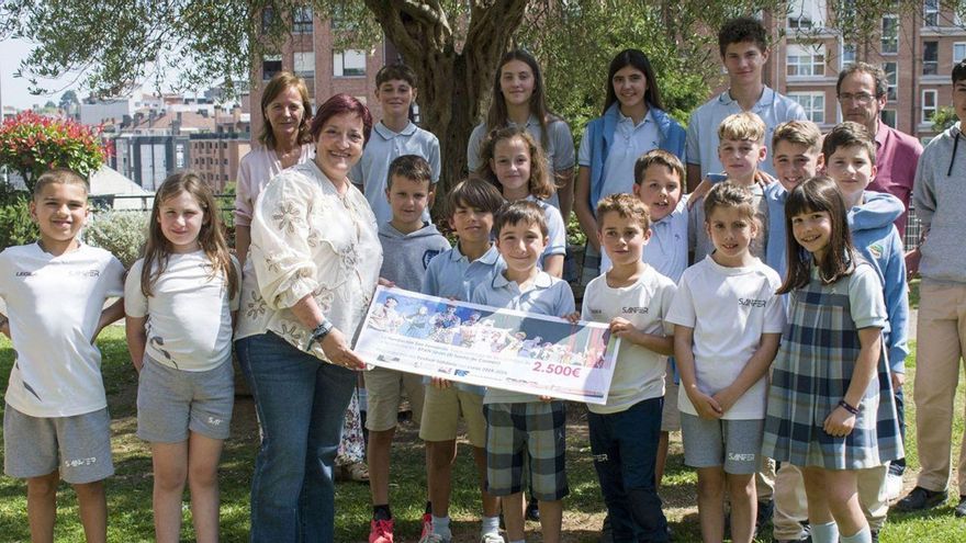 El San Fernando entrega 2.500 euros para la asociación de enfermos de BPAN | C. S. F.