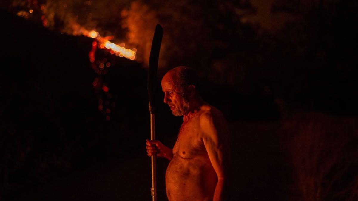 Un vecino en el incendio de Carballeda de Valdeorras.