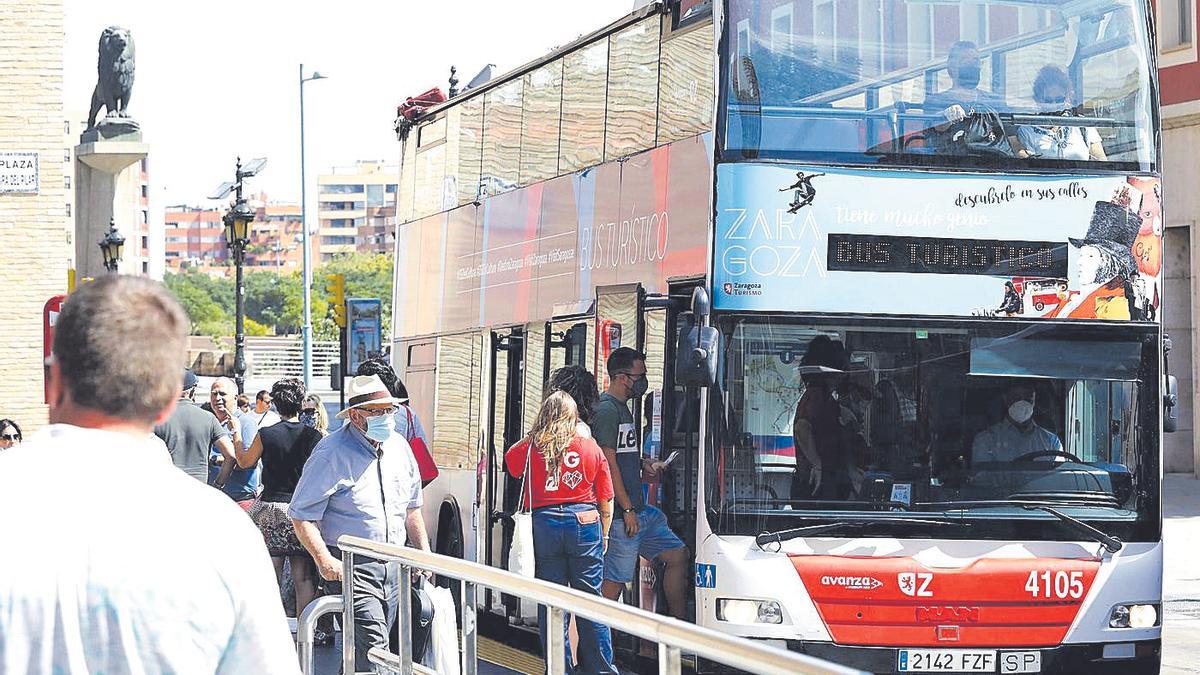 Un autobús turístico efectúa una parada en la plaza del Pilar, en la marquesina de la calle Don Jaime I.