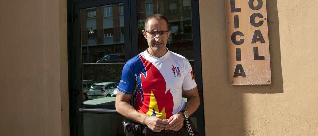 Miguel Moreno, con la elástica de la selección, en la Comisaría de Pola de Laviana.