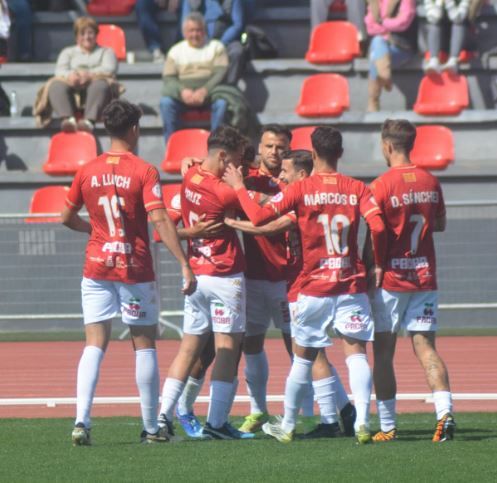 Los jugadores de la SD Ibiza celebran uno de los goles del partido