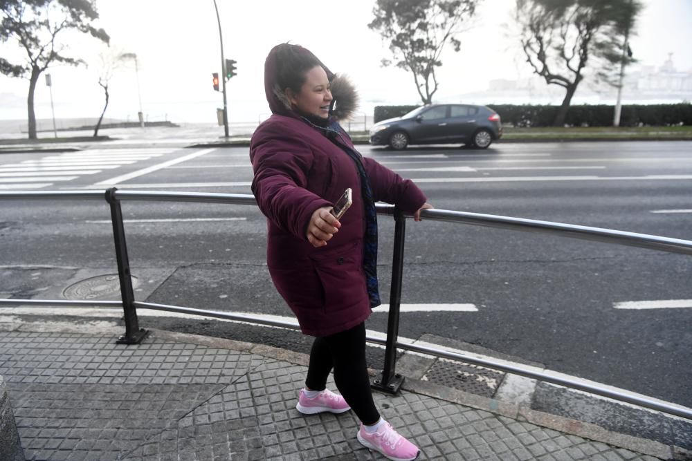 El temporal con alerta roja en el mar deja olas de más de once metros y árboles caídos.