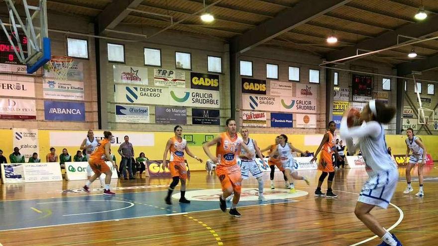 Un ataque del Universitario en el partido jugado ayer en Ferrol.