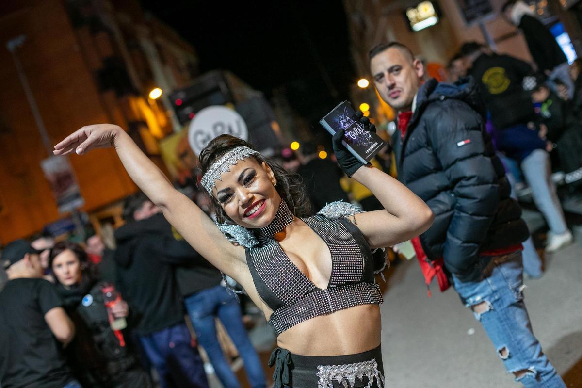 Una mujer, en el desfile que recorría las calles de la población de Cabezo de Torres en este Sábado de Carnaval.