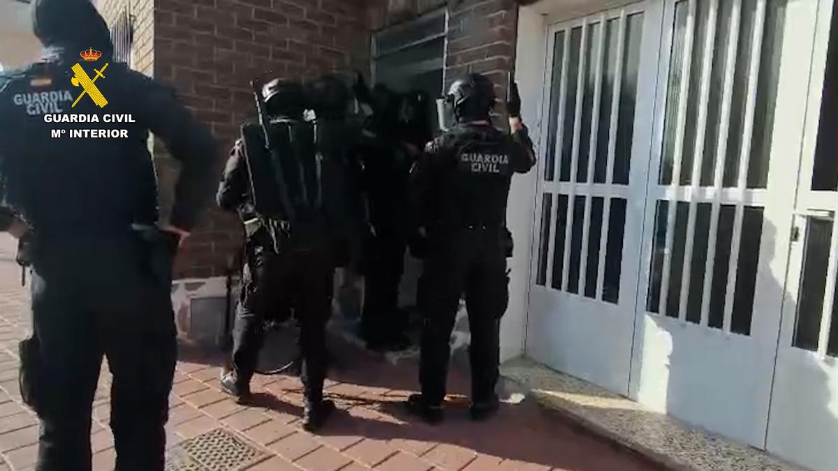 Varios agentes de la Guardia Civil junto a la puerta del domicilio en el que se vendía droga.