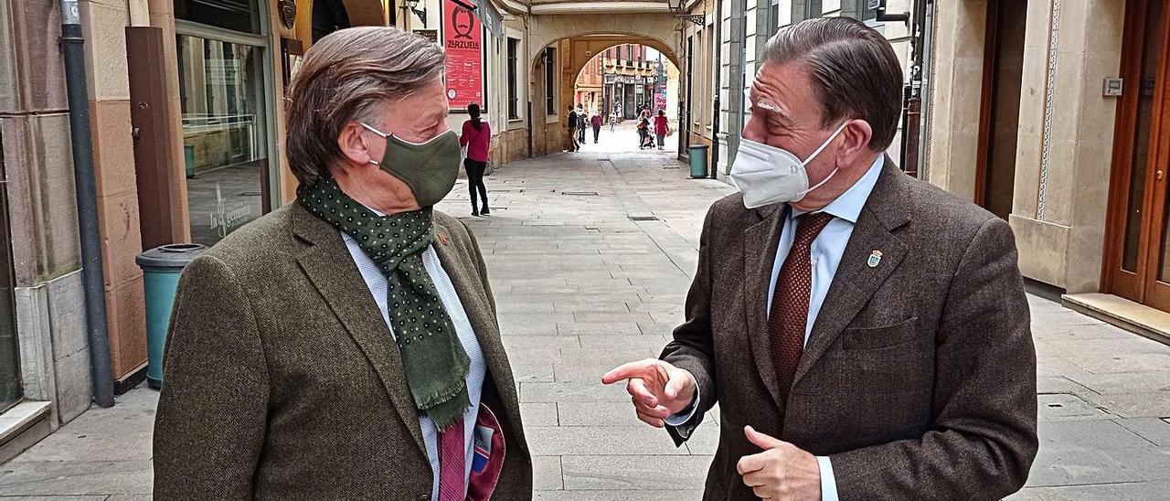 Alfredo Canteli (derecha) y José Ramón Prado en el casco antiguo, donde comenzará a operar la Policía de Barrio.