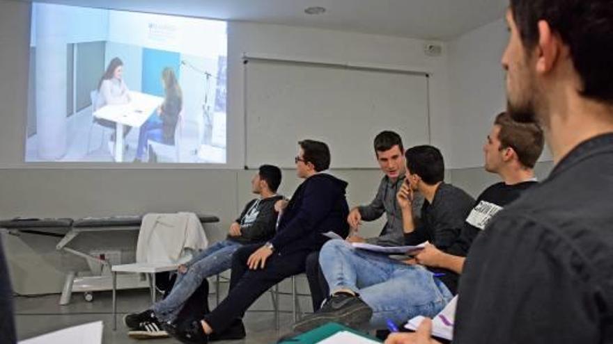 Una activitat de simulació en una aula dels estudis d&#039;ADE a la facultat de Ciències Socials