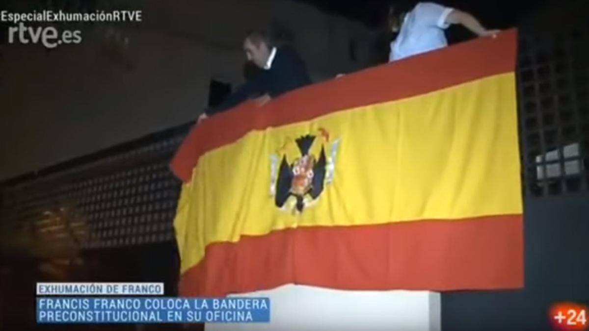 Cuelgan una bandera preconstitucional en honor a Franco... al revés